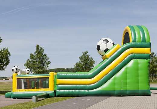 Slide inflável multifuncional no tema futebol com piscina, objeto 3D impressionante, cores frescas e obstáculos 3D para crianças. Ordene escorregadores infláveis ​​agora online em JB Insuflaveis Portugal