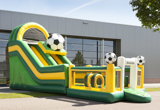 Escorrega inflável multifuncional no tema futebol com piscina, objeto 3D impressionante, cores frescas e obstáculos 3D para crianças. Compre escorregadores infláveis ​​agora online na JB Insuflaveis Portugal