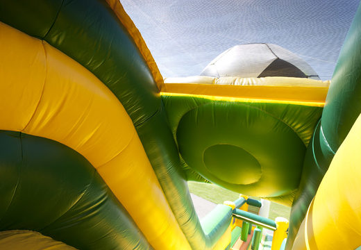 Slide inflável no tema futebol com piscina infantil, impressionante objeto 3D, cores frescas e o obstáculo 3D para as crianças. Ordene escorregadores infláveis ​​agora online em JB Insuflaveis Portugal