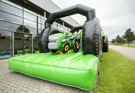 Traktor percorre uma pista de obstáculo de 17 m com 7 elementos de jogo e objetos coloridos para crianças. Compre pistas de obstáculos infláveis ​​online agora na JB Insuflaveis Portugal