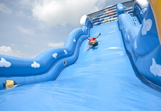 Ordene um escorregador inflável no tema Wave com uma superfície deslizante ondulada e divertidas impressões do mundo subaquático para crianças. Compre escorregadores infláveis ​​agora online na JB Insuflaveis Portugal