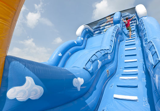 Escorrega ondulado inflável com superfície deslizante ondulada e divertidas impressões do mundo subaquático para crianças. Compre escorregadores infláveis ​​agora online na JB Insuflaveis Portugal