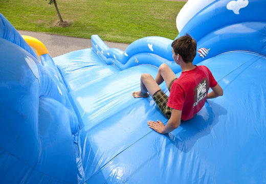 Encomende o escorregador inflável Wave com superfície deslizante ondulada e divertidas impressões do mundo subaquático para crianças. Compre escorregadores infláveis ​​agora online na JB Insuflaveis Portugal