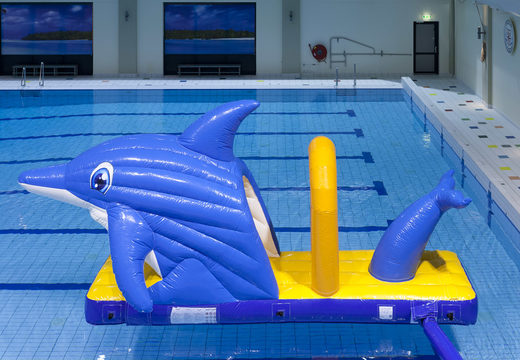 Encomende um escorrega inflável hermético para piscina com tema de golfinhos para jovens e idosos. Compre atrações aquáticas infláveis ​​online agora na JB Insuflaveis Portugal