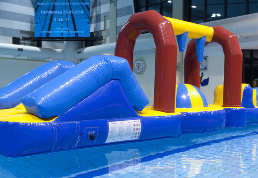 Aventura de bola de água inflável corre uma pista de obstáculos com objetos divertidos para jovens e idosos. Encomende cursos de obstáculos infláveis ​​online agora na JB Insuflaveis Portugal