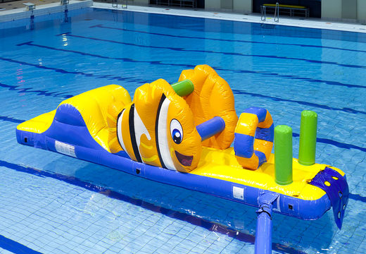 Peixes infláveis ​​correm obstáculos com obstáculos 3D divertidos para jovens e idosos. Encomende cursos de obstáculos infláveis ​​online agora na JB Insuflaveis Portugal