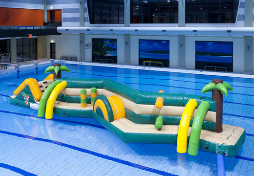 Compre um curso de obstáculos de piscina com tema de selva Zig Zag duplo inflável para jovens e idosos. Encomende atrações aquáticas infláveis ​​agora online na JB Insuflaveis Portugal