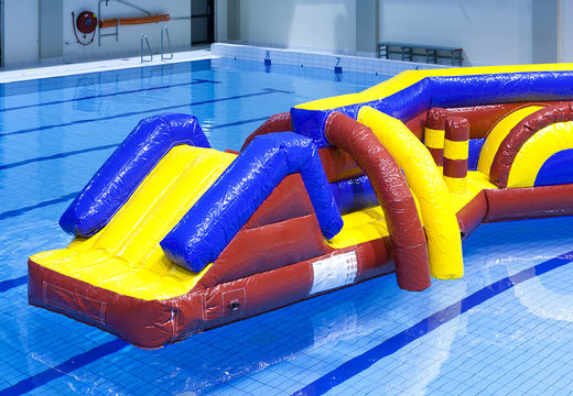 Encomende o curso de obstáculos de piscina com tema de aventura em Zig Zag duplo para jovens e idosos. Compre atrações aquáticas infláveis ​​online agora na JB Insuflaveis Portugal