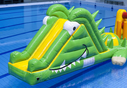 Crocodile corre uma piscina de 12 metros de comprimento com objetos desafiadores de obstáculos para jovens e idosos. Encomende jogos de sinuca infláveis ​​agora online na JB Insuflaveis Portugal