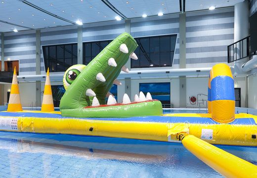 Compre uma pista de obstáculos inflável com tema de crocodilo com objetos 3D divertidos para jovens e idosos. Encomende cursos de obstáculos infláveis ​​online agora na JB Insuflaveis Portugal
