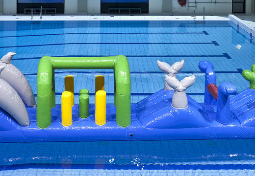 Encomende uma piscina inflável exclusiva no tema golfinho com objetos desafiadores de obstáculos para jovens e idosos. Compre atrações aquáticas infláveis ​​online agora na JB Insuflaveis Portugal