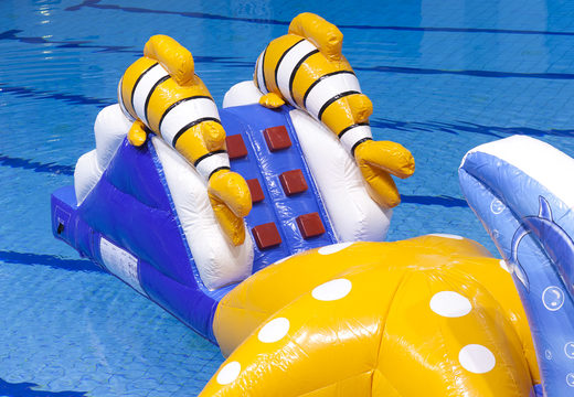 O mundo subaquático do curso de obstáculos é executado com objetos 3D divertidos para jovens e idosos. Compre atrações aquáticas infláveis ​​online agora na JB Insuflaveis Portugal