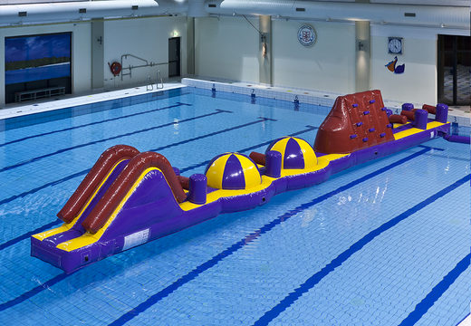 Espetacular pista de obstáculos XL de aventura inflável de 17 metros de comprimento com vários objetos emocionantes para crianças. Encomende atrações aquáticas infláveis ​​agora online na JB Insuflaveis Portugal
