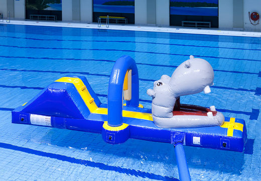 Hipopótamo inflável corre pista de obstáculos com objetos divertidos para jovens e idosos. Encomende cursos de obstáculos infláveis ​​online agora na JB Insuflaveis Portugal