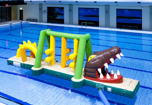 Crocodile corre pista de obstáculos inflável com objetos divertidos para jovens e idosos. Encomende cursos de obstáculos infláveis ​​online agora na JB Insuflaveis Portugal