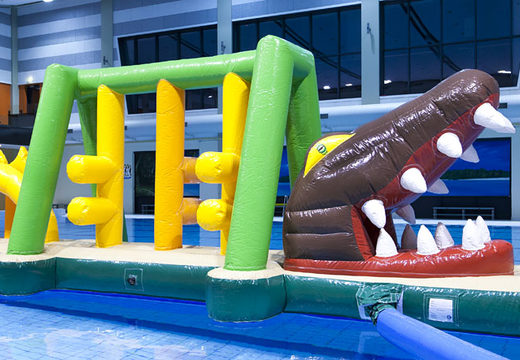 Compre uma pista de obstáculos inflável exclusiva em um tema de crocodilo com objetos divertidos para jovens e idosos. Encomende jogos de sinuca infláveis ​​agora online na JB Insuflaveis Portugal