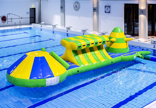 Compre uma piscina inflável de aventura verde/azul de 10m com obstáculos desafiadores e escorregador redondo para jovens e idosos. Compre jogos de sinuca infláveis ​​agora online na JB Insuflaveis Portugal