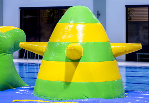 Aventura inflável com piscina verde/azul de 10m com objetos divertidos e escorregador redondo para jovens e idosos. Encomende jogos de sinuca infláveis ​​agora online na JB Insuflaveis Portugal