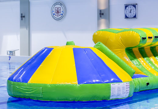 Encomende uma piscina inflável de aventura verde/azul de 10m com obstáculos desafiadores e escorregador redondo para jovens e idosos. Compre jogos de sinuca infláveis ​​agora online na JB Insuflaveis Portugal