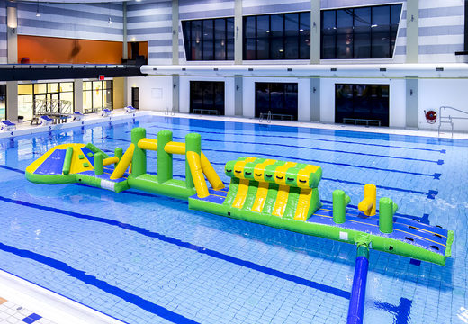 Compre uma piscina inflável de aventura de 16m verde/azul com objetos divertidos e escorregador redondo para jovens e idosos. Encomende jogos de sinuca infláveis ​​agora online na JB Insuflaveis Portugal