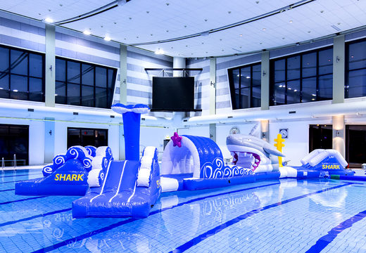 Obtenha um curso de assalto à piscina inflável duplo inflável hermético de 16 metros de comprimento em um design exclusivo com objetos 3D engraçados e nada menos que 2 escorregadores para jovens e idosos. Encomende cursos de obstáculos infláveis ​​online agora na JB Insuflaveis Portugal
