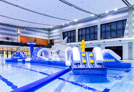 Pista de obstáculos dupla inflável Pista de obstáculos de piscina com 16 metros de comprimento em um design exclusivo com objetos 3D engraçados e nada menos que 2 escorregadores para jovens e idosos. Encomende cursos de obstáculos de piscina inflável agora online na JB Insuflaveis Portugal