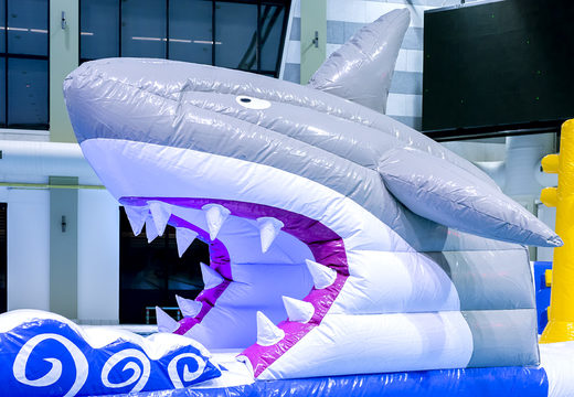 Espetacular pista de obstáculos inflável de tubarão em um design exclusivo com objetos 3D engraçados e nada menos que 2 escorregadores para crianças. Encomende atrações aquáticas infláveis ​​agora online na JB Insuflaveis Portugal