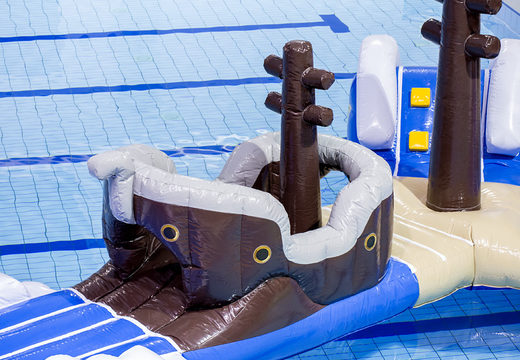 Compre uma pista de obstáculos inflável exclusiva para piratas em um design exclusivo com objetos 3D engraçados e nada menos que 2 escorregadores para jovens e idosos. Encomende jogos de sinuca infláveis ​​agora online na JB Insuflaveis Portugal