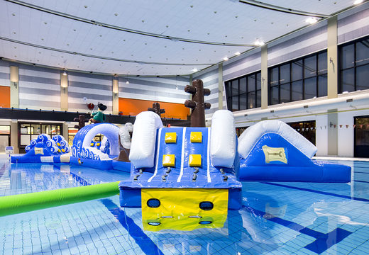 Obtenha uma pista de obstáculos de piscina de pirata inflável dupla hermética de 16 metros de comprimento em um design exclusivo com objetos 3D engraçados e nada menos que 2 escorregadores para jovens e idosos. Encomende cursos de obstáculos infláveis ​​online agora na JB Insuflaveis Portugal
