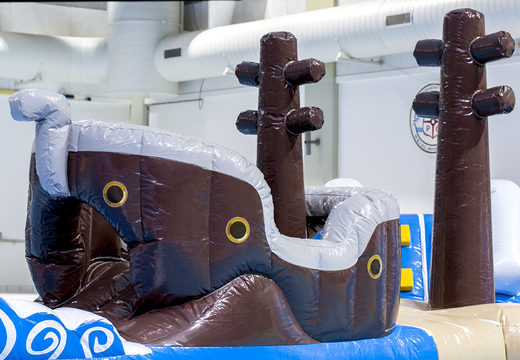 Espetacular pista de obstáculos inflável de piratas em um design exclusivo com objetos 3D engraçados e nada menos que 2 escorregadores para crianças. Encomende atrações aquáticas infláveis ​​agora online na JB Insuflaveis Portugal