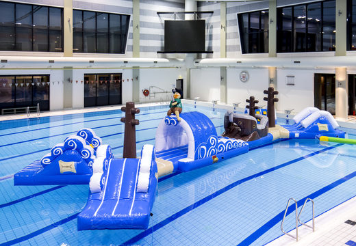 Encomende uma pista de obstáculos de piscina inflável dupla de 16 metros de comprimento de pirata em um design exclusivo com objetos 3D engraçados e nada menos que 2 escorregadores para crianças. Compre cursos de obstáculos infláveis ​​online agora na JB Insuflaveis Portugal