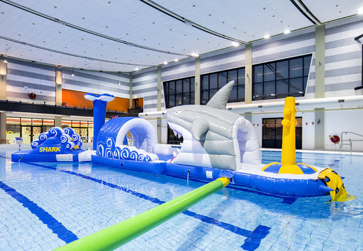 Curso de obstáculos inflável de 13 metros de comprimento de tubarão em um design exclusivo com objetos 3D engraçados e nada menos que 2 escorregadores para jovens e idosos. Encomende cursos de obstáculos de piscina inflável agora online na JB Insuflaveis Portugal
