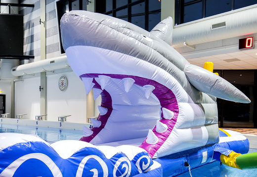 Compre uma pista de obstáculos inflável de 13 metros de comprimento em um design exclusivo com objetos 3D engraçados e nada menos que 2 escorregadores para jovens e idosos. Encomende cursos de obstáculos de piscina inflável agora online na JB Insuflaveis Portugal