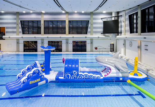 Encomende um curso inflável de assalto à piscina de corrida de tubarão de 13 metros de comprimento em um design exclusivo com objetos 3D engraçados e nada menos que 2 escorregadores para crianças. Compre cursos de obstáculos infláveis ​​online agora na JB Insuflaveis Portugal