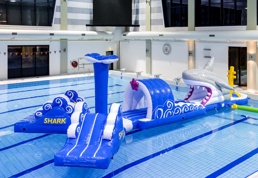 Pista de obstáculos inflável de 13 metros de comprimento para piscina de tubarões em um design exclusivo com objetos 3D engraçados e nada menos que 2 escorregadores para jovens e idosos. Encomende cursos de obstáculos infláveis ​​online agora na JB Insuflaveis Portugal