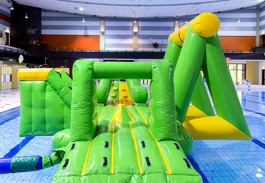 Encomende uma ilha de jogo inflável hermética em um tema de crocodilo com uma videira, torre de escalada, escorregador redondo e obstáculos para jovens e idosos. Compre jogos de sinuca infláveis ​​agora online na JB Insuflaveis Portugal