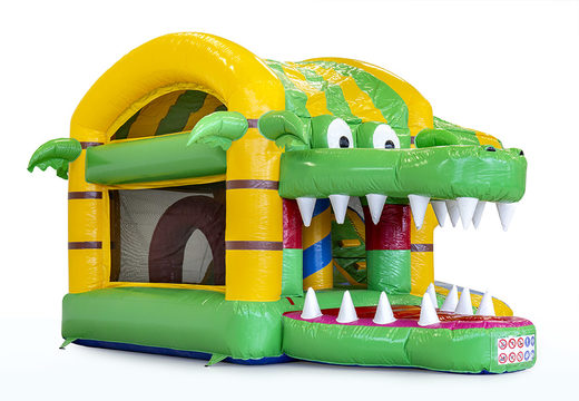 Castelo insuflável no tema crocodilo com objetos 3D dentro e um slide para crianças. Compre castelos insufláveis ​​​​online na JB Insufláveis ​​Portugal