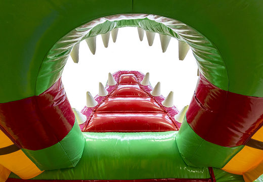 Compre um castelo insuflável multijogador interno com slide no tema crocodilo para crianças. Encomende castelos insufláveis ​​online na JB Insufláveis ​​Portugal