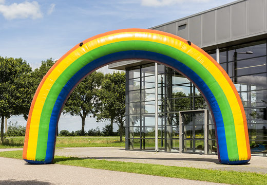 Arcos arco-íris infláveis ​​de 9x6m para comprar na JB Insuflaveis Portugal. Arcos infláveis ​​de corrida de publicidade para eventos esportivos disponíveis para compra em cores e tamanhos padrão