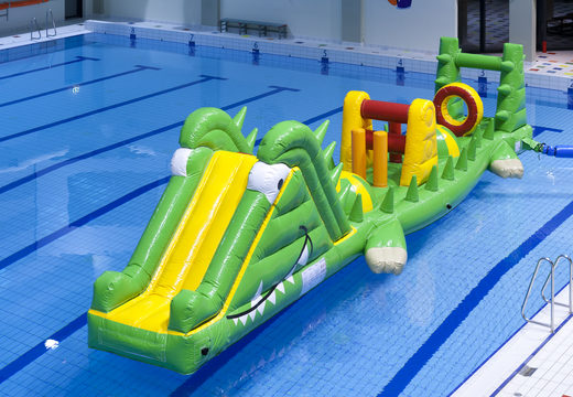 Encomende um crocodilo de corrida de piscina inflável de 12 metros de comprimento com objetos desafiadores para jovens e idosos. Compre cursos de obstáculos infláveis ​​online agora na JB Insuflaveis Portugal