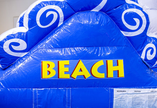 O surfista corre uma pista de obstáculos inflável em um design exclusivo com objetos 3D engraçados e nada menos que 2 escorregadores para jovens e idosos. Encomende cursos de obstáculos infláveis ​​online agora na JB Insuflaveis Portugal