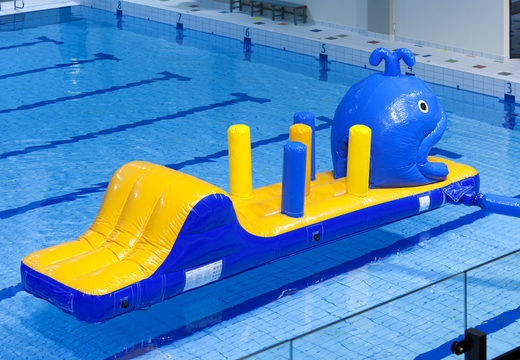 Whale run pista de obstáculos infláveis ​​com divertidos obstáculos 3D para jovens e idosos. Encomende cursos de obstáculos infláveis ​​online agora na JB Insuflaveis Portugal