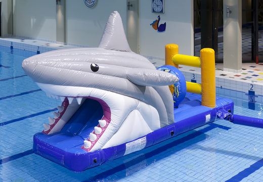 Encomende um escorrega inflável para piscina hermética no tema tubarão para jovens e idosos. Compre jogos de sinuca infláveis ​​agora online na JB Insuflaveis Portugal
