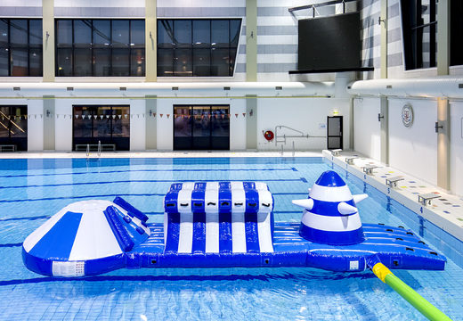 Encomende uma piscina inflável de 10m azul/branco com obstáculos desafiadores para jovens e idosos. Compre jogos de sinuca infláveis ​​agora online na JB Insuflaveis Portugal
