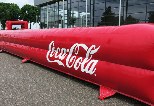 Embarque de futebol inflável vermelho Coca Cola inflável para vários eventos. Compre pranchas de futebol agora online na JB Insuflaveis Portugal