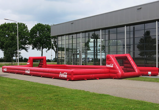 Compre o embarque de futebol inflável vermelho Coca Cola personalizado para vários eventos. Encomende agora online em JB Insuflaveis Portugal