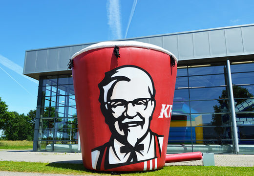 Compre uma réplica de produto inflável do balde KFC de 3 metros de altura com impressão colorida e um soprador agora. Faça pedidos promocionais online na JB Insuflaveis Portugal