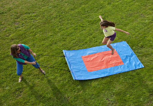 Encomende um tapete voador azul-vermelho para velhos e jovens. Compre itens infláveis ​​online na JB Insuflaveis Portugal