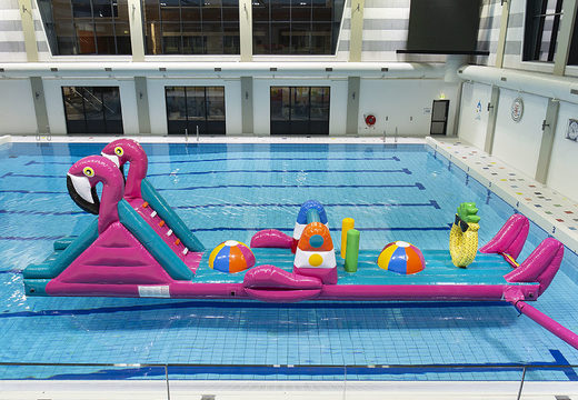 Obtenha a pista de obstáculos de piscina Flamingo Run inflável hermética de 12 metros de comprimento em um design exclusivo para jovens e idosos. Encomende cursos de obstáculos infláveis ​​online agora na JB Insuflaveis Portugal
