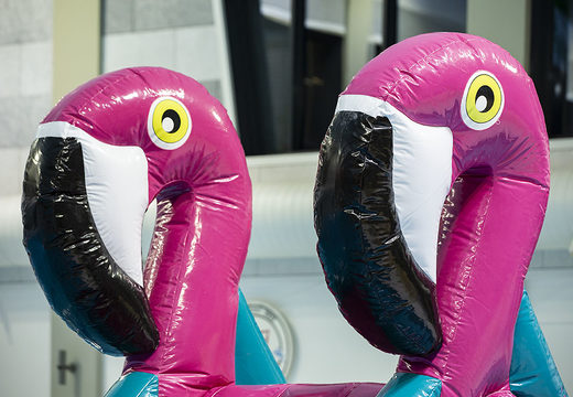 Compre uma pista de obstáculos inflável Flamingo Run para crianças. Encomende atrações aquáticas infláveis ​​agora online na JB Insuflaveis Portugal